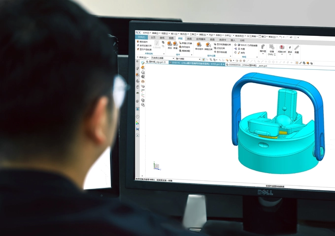 子供へのさようなら水ボトルの侵害