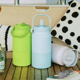 麦わらのふたが付いている64 ozステンレス钢の水差し01411A